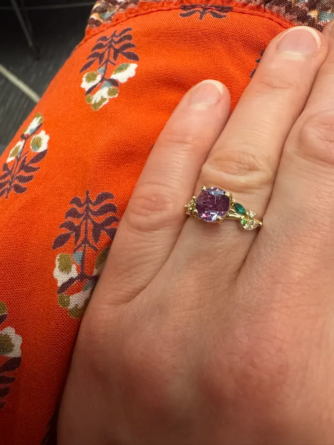 Carl a conçu pour Mélissa la bague de fiançailles de ses rêves. Sertie d'une alexandrite, entourée d'émeraudes, de diamants et de péridot.