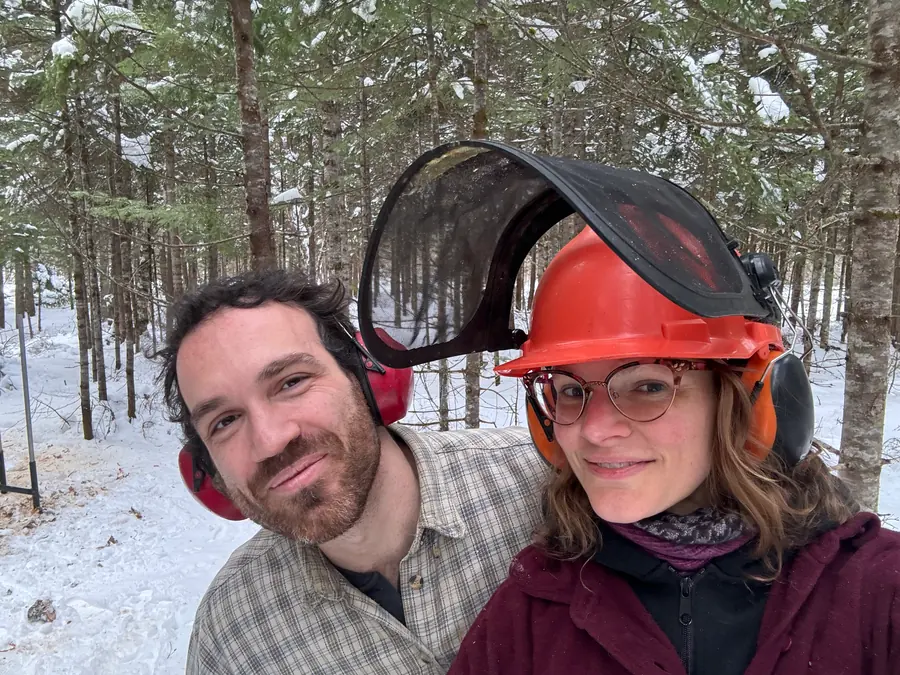 Prête à abattre un arbre !