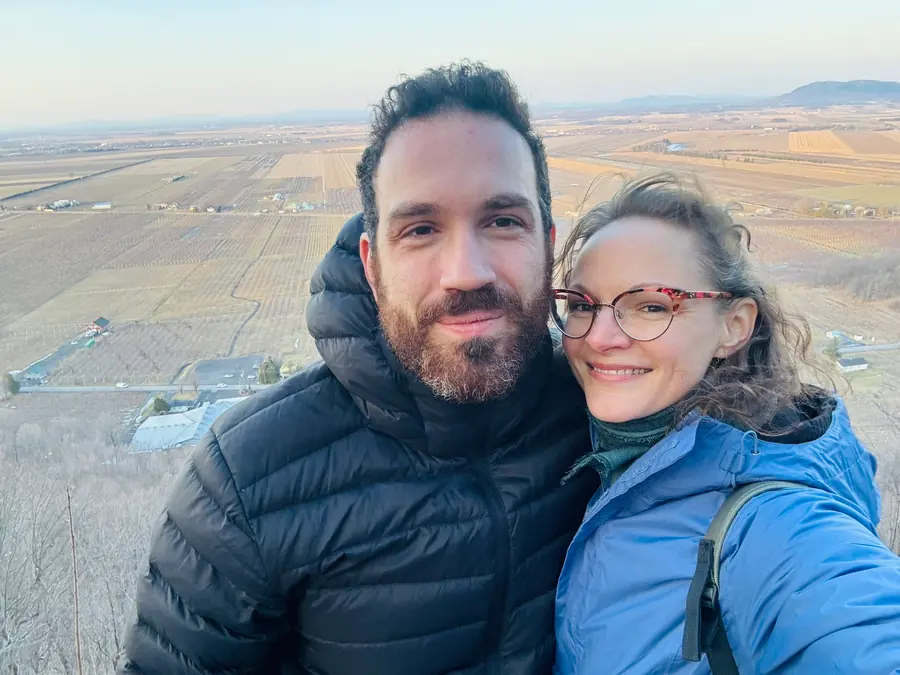 Dans les Cantons-de-l'Est, avec une bouteille de cidre.