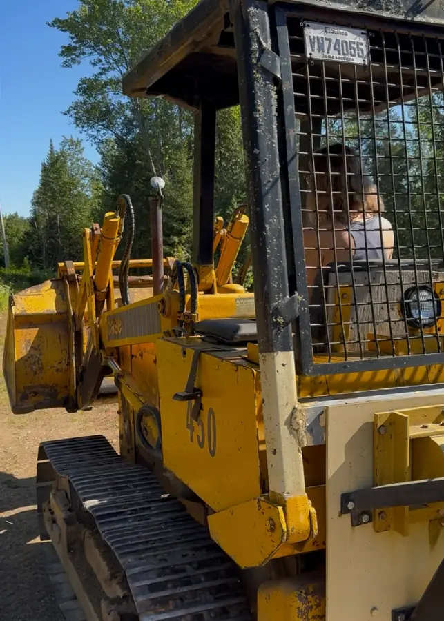 Nivelant le terrain pour le mariage.